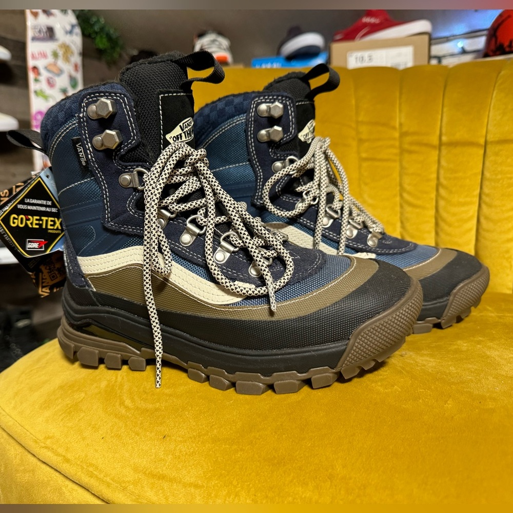 Vans Ultrarange EXO MTE-3 Gore-Tex
NWT Boots Mens 7.5 womans 9 Black Hiking/Snow